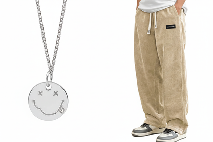 项链与米色裤子组合